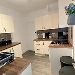 Апартаменты Spacious 4 Bdr House By Willco Short Lets & Serviced With Free Parking & Ideal For Families, Contractors