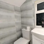Spacious 4 Bdr House By Willco Short Lets & Serviced With Free Parking & Ideal For Families, Contractors