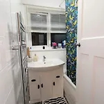 Spacious 4 Bdr House By Willco Short Lets & Serviced With Free Parking & Ideal For Families, Contractors