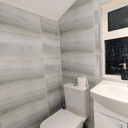 Апартаменты Spacious 4 Bdr House By Willco Short Lets & Serviced With Free Parking & Ideal For Families, Contractors Бристоль