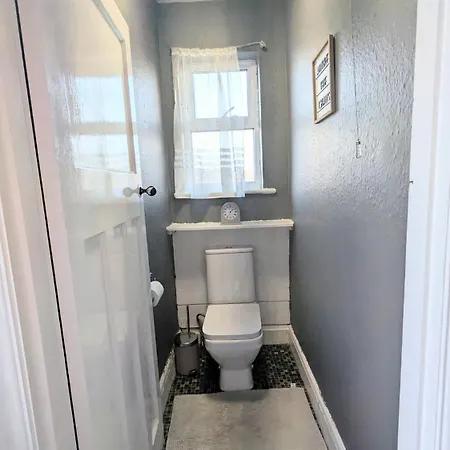 Spacious 4 Bdr House By Willco Short Lets & Serviced With Free Parking & Ideal For Families, Contractors
