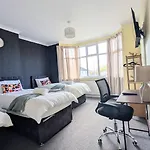 شقة Spacious 4 Bdr House By Willco Short Lets & Serviced With Free Parking & Ideal For Families, Contractors بريستول
