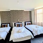 Spacious 4 Bdr House By Willco Short Lets & Serviced With Free Parking & Ideal For Families, Contractors Apartment *