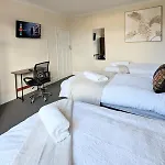 Spacious 4 Bdr House By Willco Short Lets & Serviced With Free Parking & Ideal For Families, Contractors Apartment
