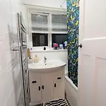 Spacious 4 Bdr House By Willco Short Lets & Serviced With Free Parking & Ideal For Families, Contractors بريستول
