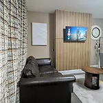 Spacious 4 Bdr House By Willco Short Lets & Serviced With Free Parking & Ideal For Families, Contractors