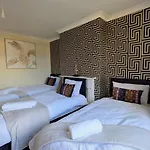 Spacious 4 Bdr House By Willco Short Lets & Serviced With Free Parking & Ideal For Families, Contractors Apartment Bristol