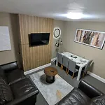 شقة Spacious 4 Bdr House By Willco Short Lets & Serviced With Free Parking & Ideal For Families, Contractors
