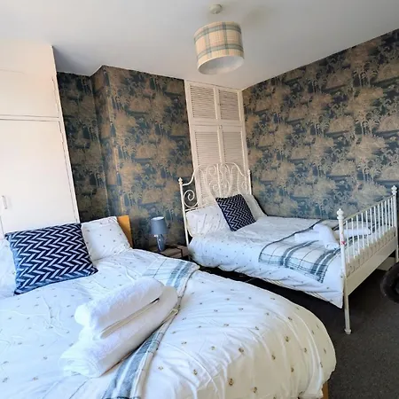 Apartman Spacious 4 Bdr House By Willco Short Lets & Serviced With Free Parking & Ideal For Families, Contractors *