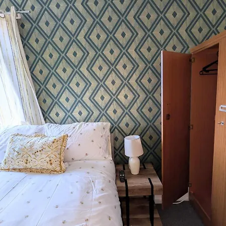 Spacious 4 Bdr House By Willco Short Lets & Serviced With Free Parking & Ideal For Families, Contractors