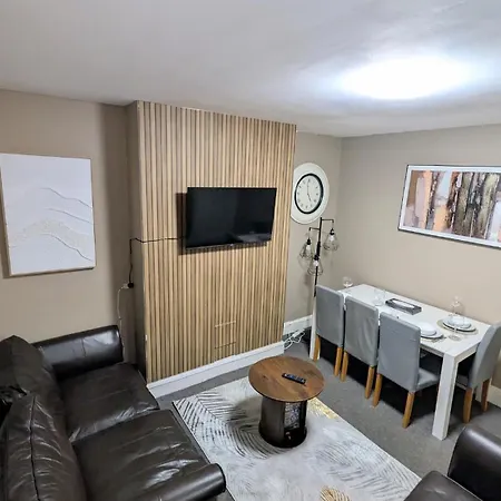 Spacious 4 Bdr House By Willco Short Lets & Serviced With Free Parking & Ideal For Families, Contractors Apartment Bristol