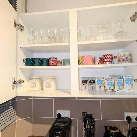 Spacious 4 Bdr House By Willco Short Lets & Serviced With Free Parking & Ideal For Families, Contractors