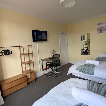 Apartment Spacious 4 Bdr House By Willco Short Lets & Serviced With Free Parking & Ideal For Families, Contractors Bristol