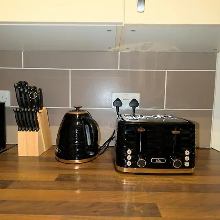 Apartman Spacious 4 Bdr House By Willco Short Lets & Serviced With Free Parking & Ideal For Families, Contractors *