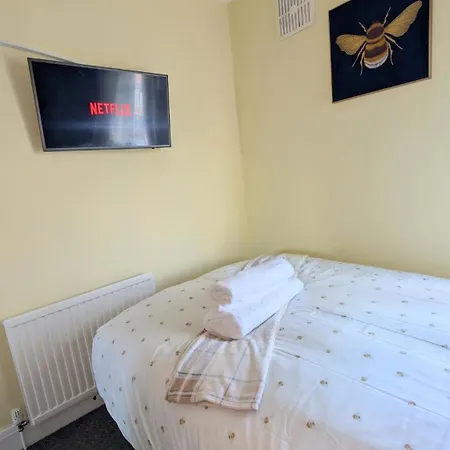 Apartment Spacious 4 Bdr House By Willco Short Lets & Serviced With Free Parking & Ideal For Families, Contractors