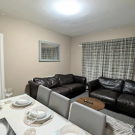 Spacious 4 Bdr House By Willco Short Lets & Serviced With Free Parking & Ideal For Families, Contractors Apartment Bristol