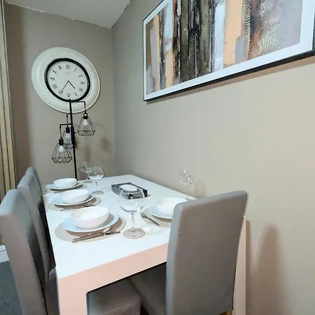 Appartamento Spacious 4 Bdr House By Willco Short Lets & Serviced With Free Parking & Ideal For Families, Contractors