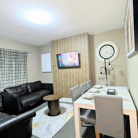 Appartamento Spacious 4 Bdr House By Willco Short Lets & Serviced With Free Parking & Ideal For Families, Contractors *