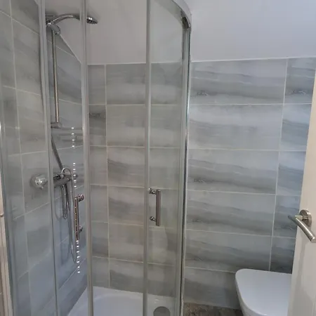 Spacious 4 Bdr House By Willco Short Lets & Serviced With Free Parking & Ideal For Families, Contractors *