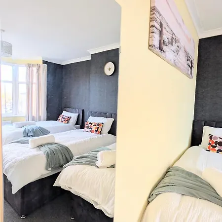 Spacious 4 Bdr House By Willco Short Lets & Serviced With Free Parking & Ideal For Families, Contractors *