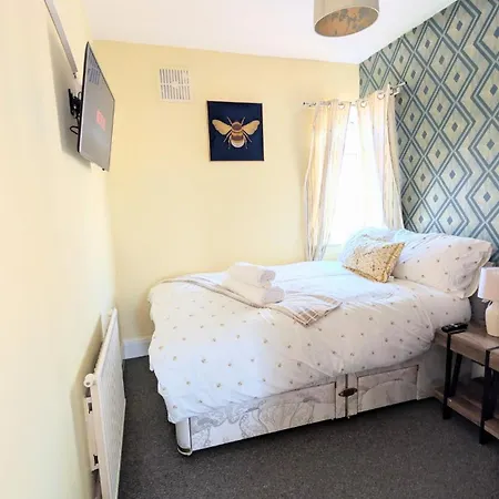 Spacious 4 Bdr House By Willco Short Lets & Serviced With Free Parking & Ideal For Families, Contractors Bristol