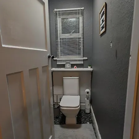 Spacious 4 Bdr House By Willco Short Lets & Serviced With Free Parking & Ideal For Families, Contractors *