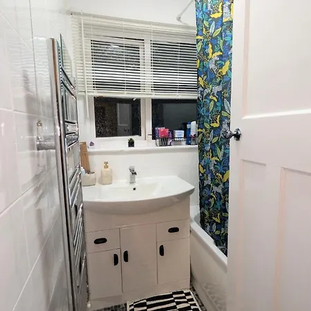 Spacious 4 Bdr House By Willco Short Lets & Serviced With Free Parking & Ideal For Families, Contractors Bristol