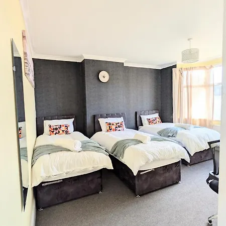 Appartamento Spacious 4 Bdr House By Willco Short Lets & Serviced With Free Parking & Ideal For Families, Contractors *