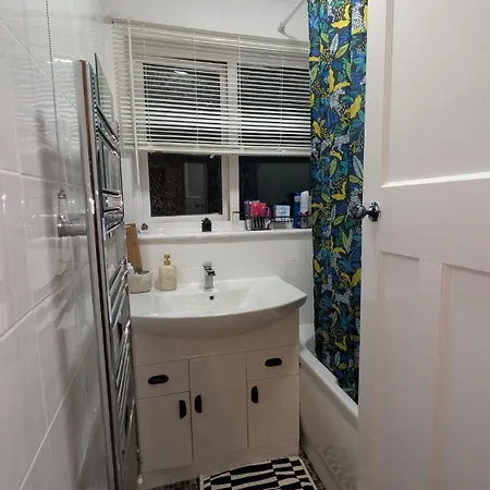 Spacious 4 Bdr House By Willco Short Lets & Serviced With Free Parking & Ideal For Families, Contractors Bristol