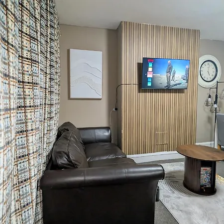 Spacious 4 Bdr House By Willco Short Lets & Serviced With Free Parking & Ideal For Families, Contractors