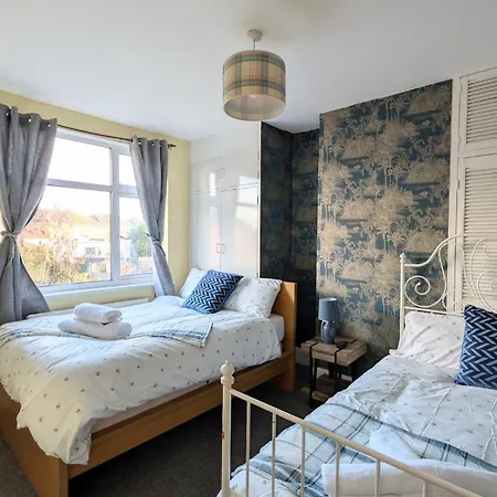 Apartment Spacious 4 Bdr House By Willco Short Lets & Serviced With Free Parking & Ideal For Families, Contractors *