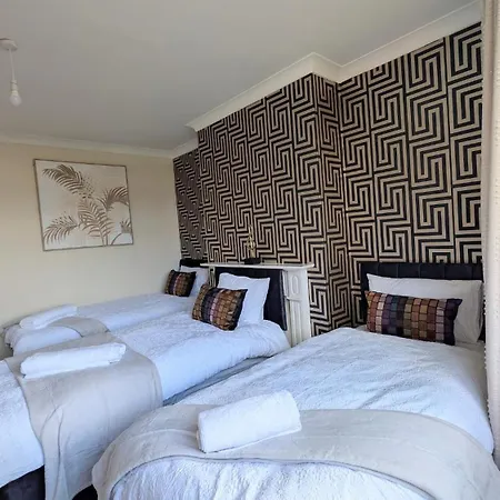 Spacious 4 Bdr House By Willco Short Lets & Serviced With Free Parking & Ideal For Families, Contractors Bristol