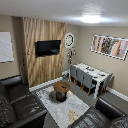 Apartman Spacious 4 Bdr House By Willco Short Lets & Serviced With Free Parking & Ideal For Families, Contractors