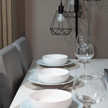 Spacious 4 Bdr House By Willco Short Lets & Serviced With Free Parking & Ideal For Families, Contractors Апартаменти