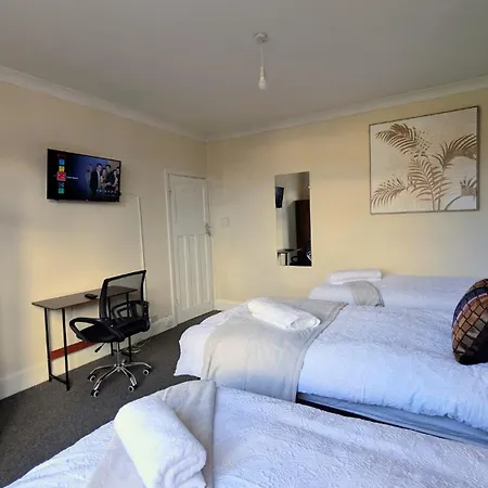 Spacious 4 Bdr House By Willco Short Lets & Serviced With Free Parking & Ideal For Families, Contractors Apartment *