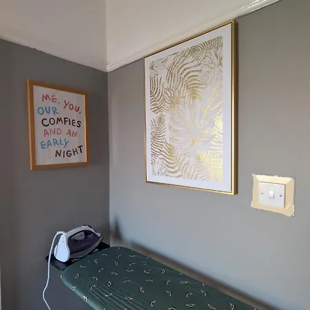 Spacious 4 Bdr House By Willco Short Lets & Serviced With Free Parking & Ideal For Families, Contractors *