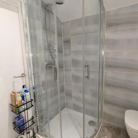 Apartmán Spacious 4 Bdr House By Willco Short Lets & Serviced With Free Parking & Ideal For Families, Contractors