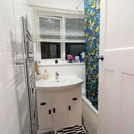 Spacious 4 Bdr House By Willco Short Lets & Serviced With Free Parking & Ideal For Families, Contractors