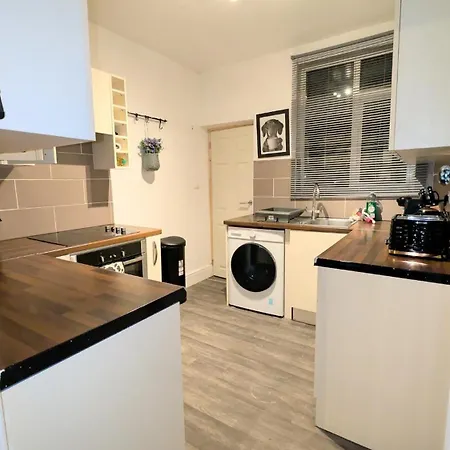 شقة Spacious 4 Bdr House By Willco Short Lets & Serviced With Free Parking & Ideal For Families, Contractors