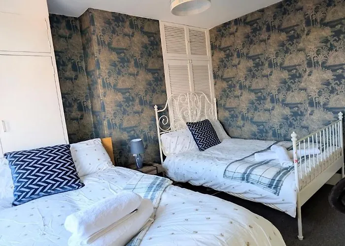 Apartmán Spacious 4 Bdr House By Willco Short Lets & Serviced With Free Parking & Ideal For Families, Contractors *