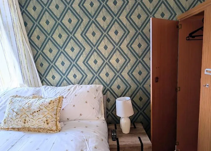 Spacious 4 Bdr House By Willco Short Lets & Serviced With Free Parking & Ideal For Families, Contractors