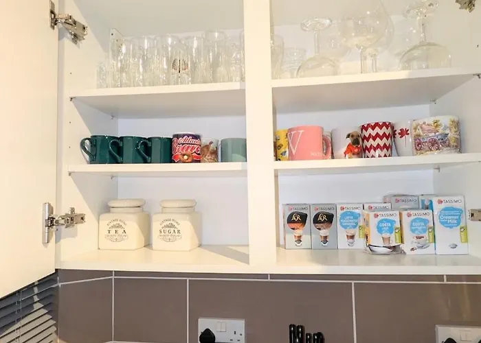 Spacious 4 Bdr House By Willco Short Lets & Serviced With Free Parking & Ideal For Families, Contractors