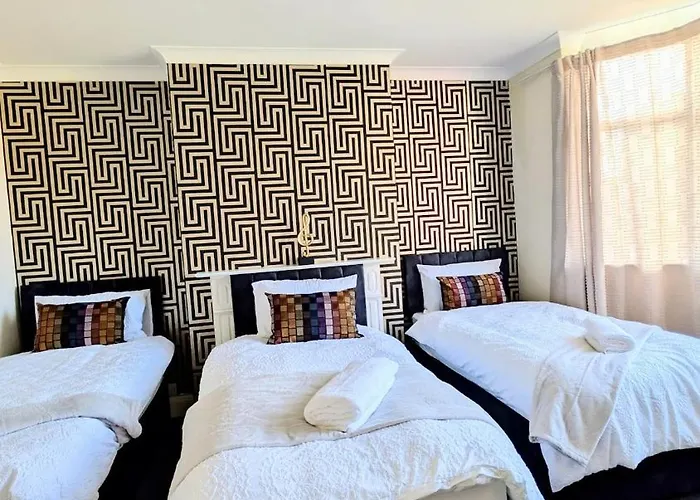 Spacious 4 Bdr House By Willco Short Lets & Serviced With Free Parking & Ideal For Families, Contractors شقة *