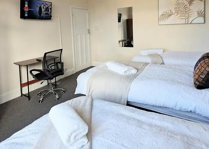 Spacious 4 Bdr House By Willco Short Lets & Serviced With Free Parking & Ideal For Families, Contractors شقة