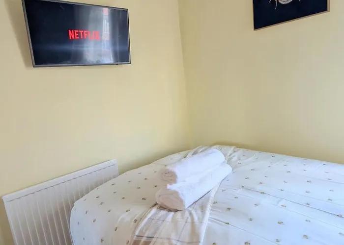 Apartmán Spacious 4 Bdr House By Willco Short Lets & Serviced With Free Parking & Ideal For Families, Contractors