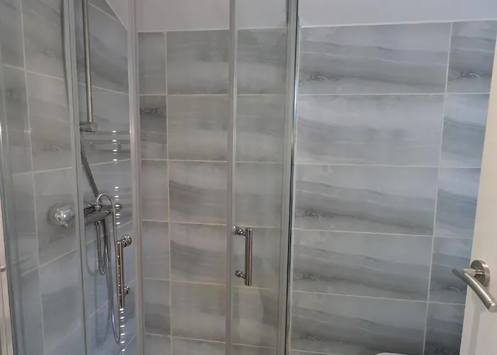 Spacious 4 Bdr House By Willco Short Lets & Serviced With Free Parking & Ideal For Families, Contractors *