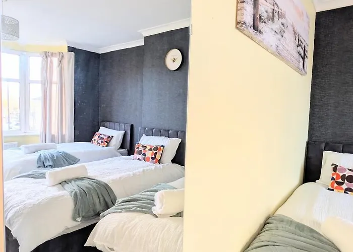 Spacious 4 Bdr House By Willco Short Lets & Serviced With Free Parking & Ideal For Families, Contractors *