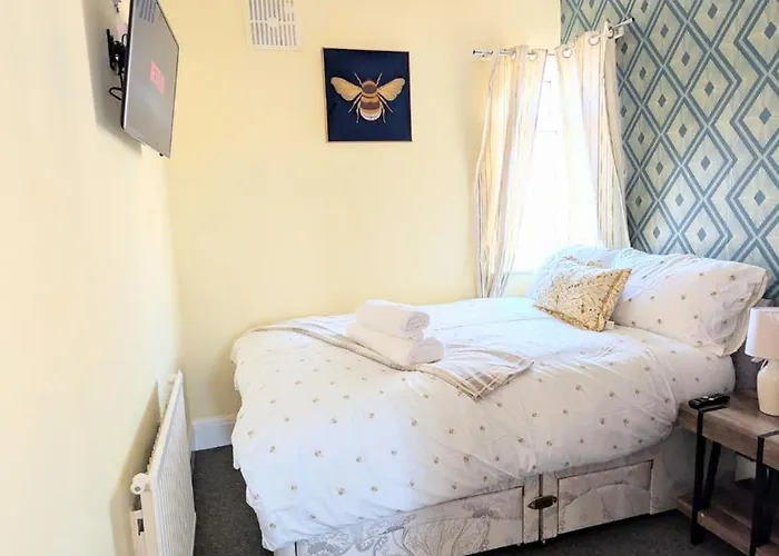 Spacious 4 Bdr House By Willco Short Lets & Serviced With Free Parking & Ideal For Families, Contractors Bristol