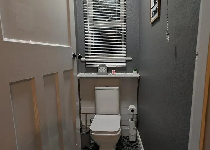 Spacious 4 Bdr House By Willco Short Lets & Serviced With Free Parking & Ideal For Families, Contractors *