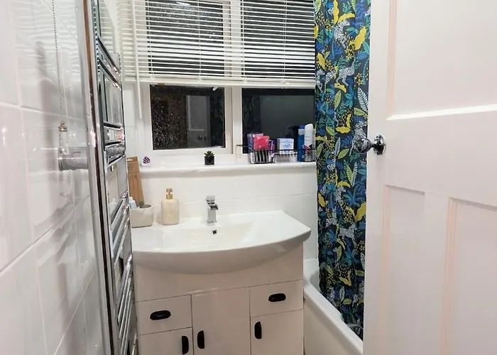 Spacious 4 Bdr House By Willco Short Lets & Serviced With Free Parking & Ideal For Families, Contractors Bristol